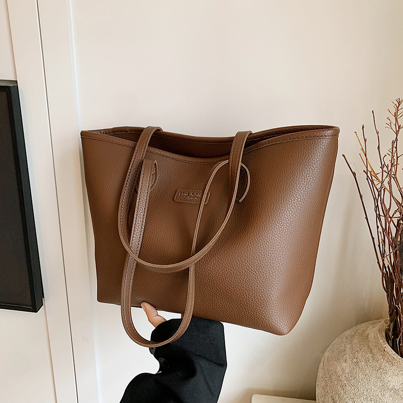 Bolsa de gran capacidad para mujeres otoño 2024 nuevo ocio versátil bolso de hombro retro bolso de viaje bajo la axila