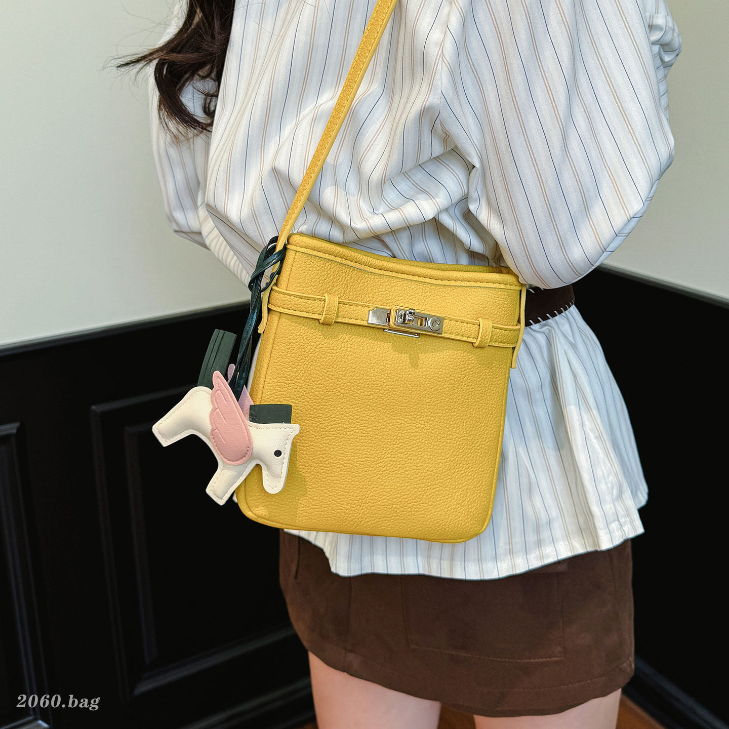 Lichi mujer nueva moda exquisita nicho de fuego verano 2026 temperamento bolso de moda móvil mochila de hombro estampado