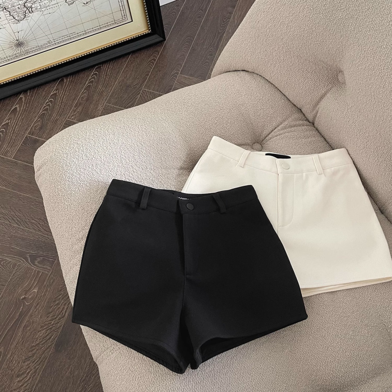 White Suit Shorts for Women, Autumn Season, Fleece-Lined, High-Waisted, Slimming, Petite-Friendly, Versatile, Solid Color, Casual Black A-Line Hot Pants White Suit Shorts for Women, Autumn Season, Fleece-Lined, High-Waisted, Slimming, Petite-Friendly, Versatile, Solid Color, Casual Black A-Line Hot Pants