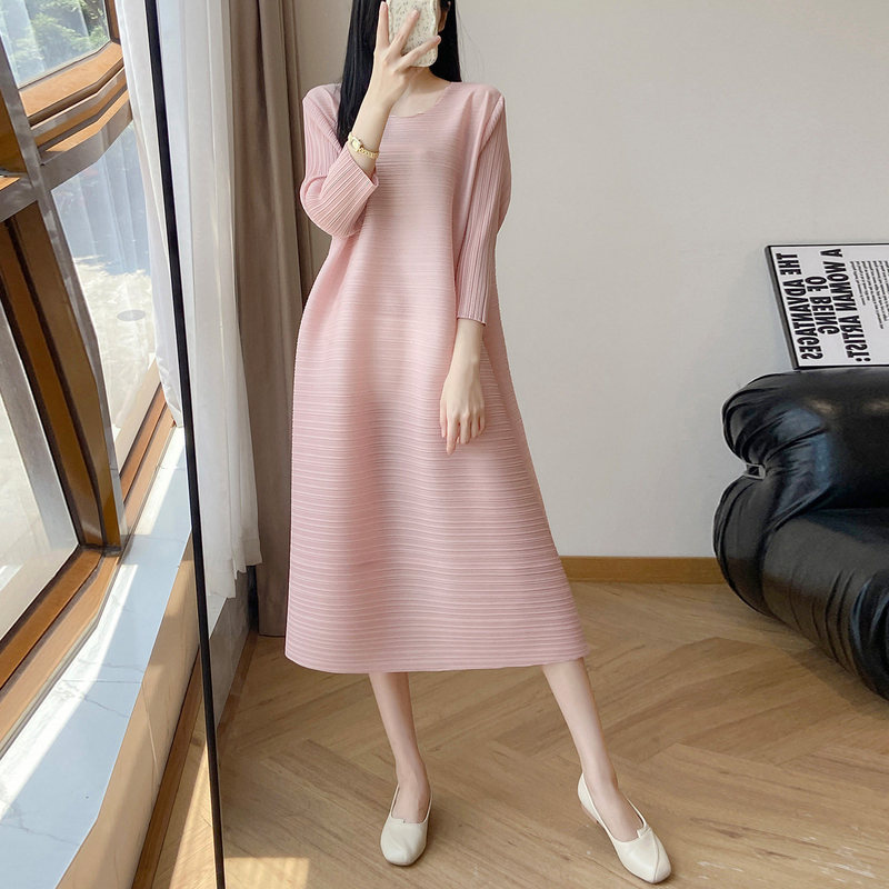 Miyake-Style Pleated Seaside Vacation Dress 2026 Summer New Plus-Size Women's Maternity Summer Dress to Cover Belly and Reduce Age Appearance Miyake-Style Pleated Seaside Vacation Dress 2026 Summer New Plus-Size Women's Maternity Summer Dress to Cover Belly and Reduce Age Appearance