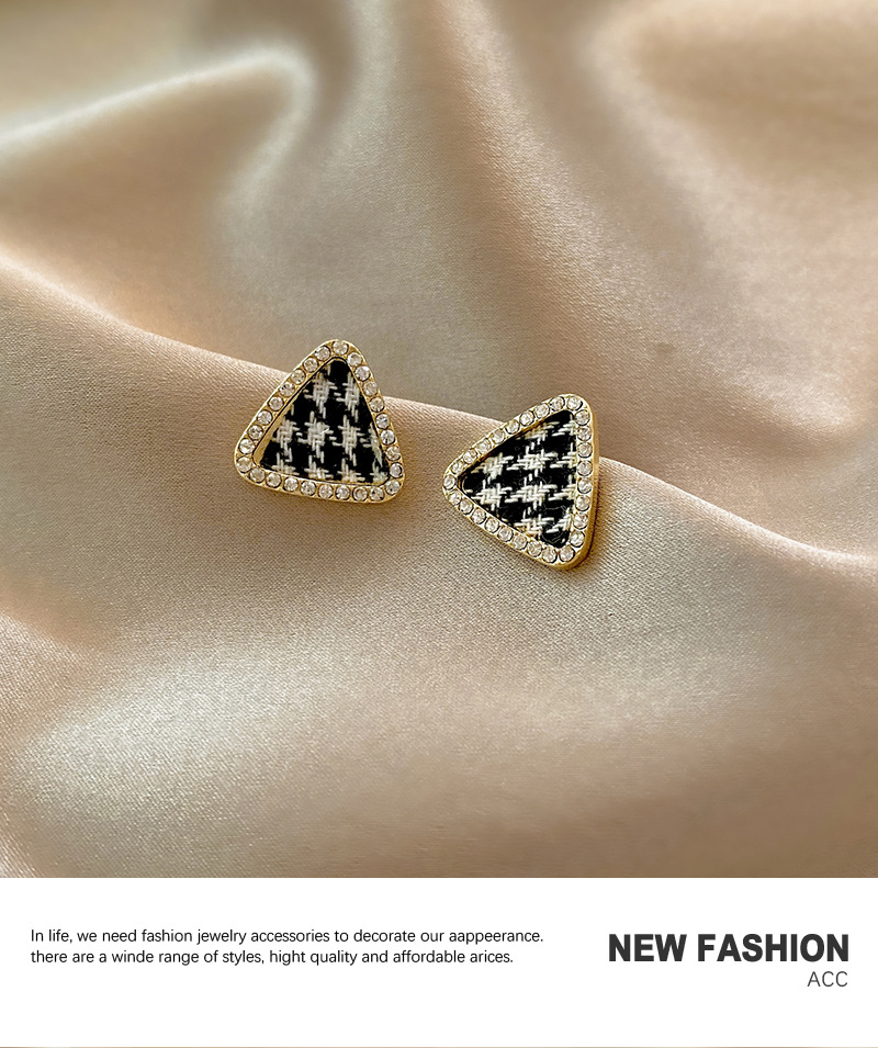 Simple Contrast Color Plaid Geometric Triangle Rhinestone Alloy Earrings display picture 2
