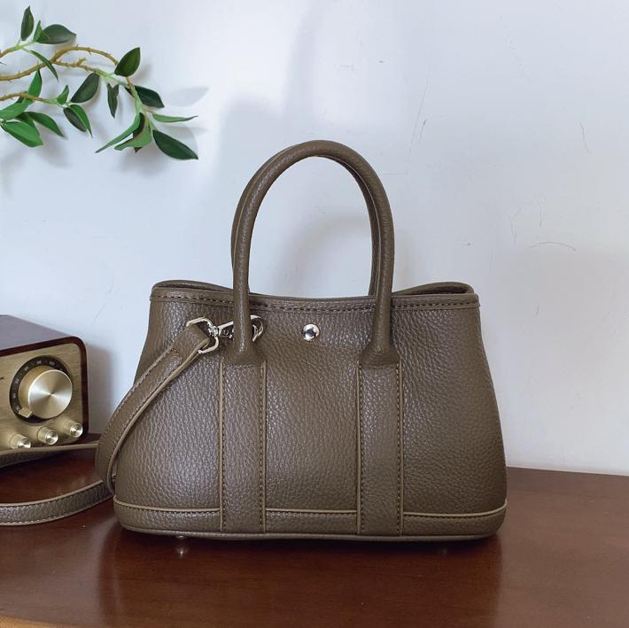 Bolso de mano universal coreano para mujeres 2025, nueva moda de gran capacidad bolso de hombro casual simple bolso de cubo inclinado