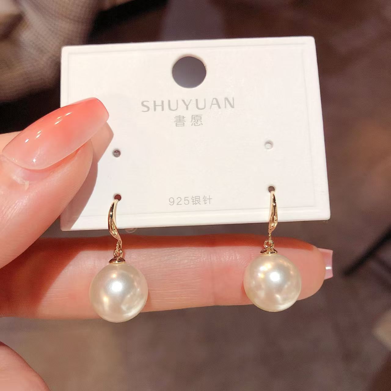 A ear hook pearl white 12mm