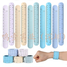 批发硅胶手环啪啪圈软胶打手带英寸厘米双刻度尺可卷缩手链手腕带