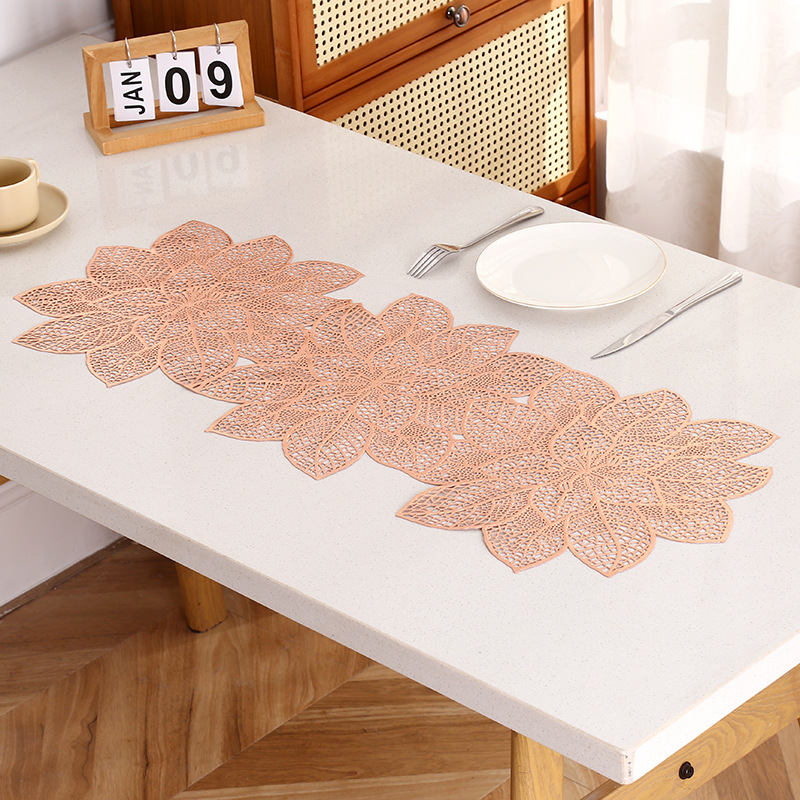 Alfombrilla de mesa larga de flor de oro púrpura hueca, bandeja de comedor simple europea, aislamiento térmico, pvc, mesa impermeable y a prueba de aceite, bandera al por mayor