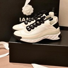 小香風運動靴の女性2025の新型の中で高くなったカジュアルな白い靴は厚い底のエアクッションのお父さんの靴を合わせます。