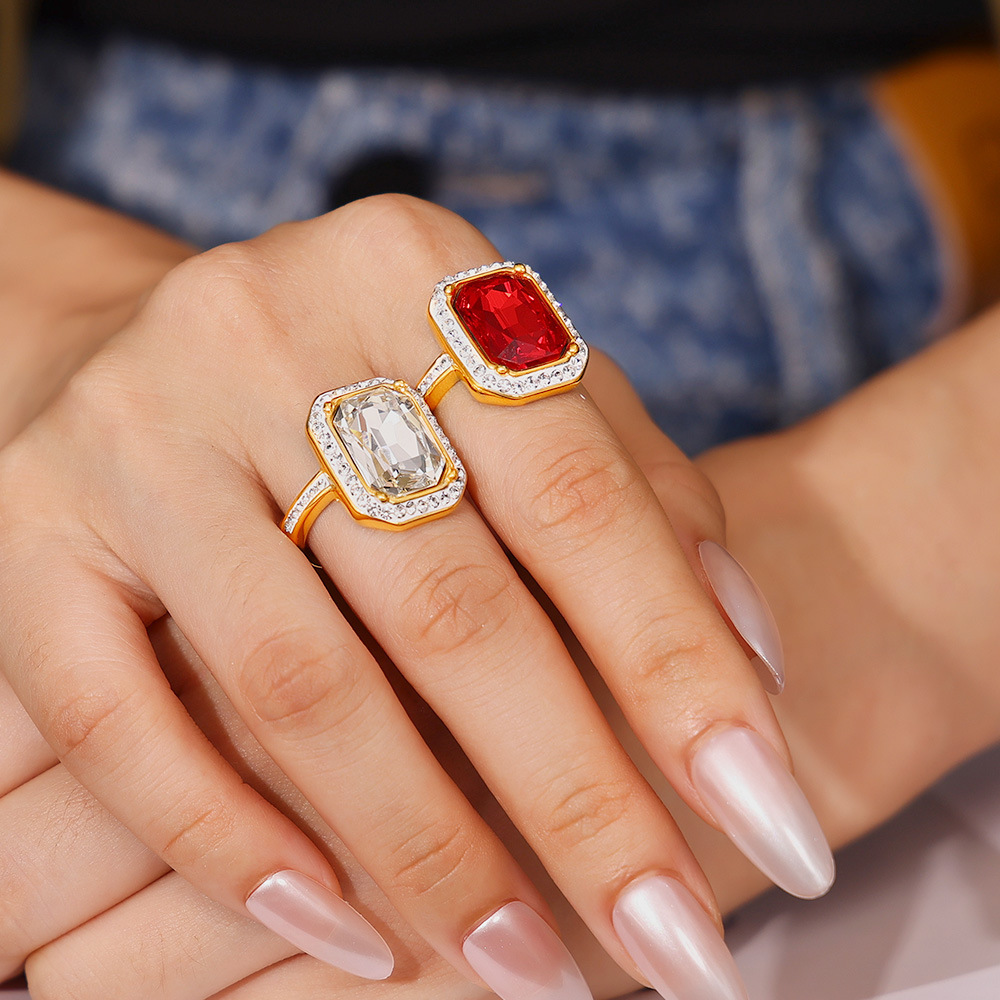 Neuer, leichter Luxus-Ring im Court-Stil mit rechteckigem, eingelegtem großen Diamanten_voghion.com