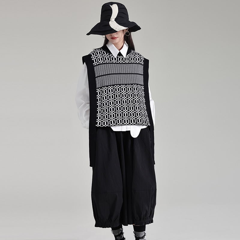 Cuello redondo estilo chino retro blanco y negro rayas de punto chaleco 2023 otoño e invierno nuevo sin mangas nicho diseño superior