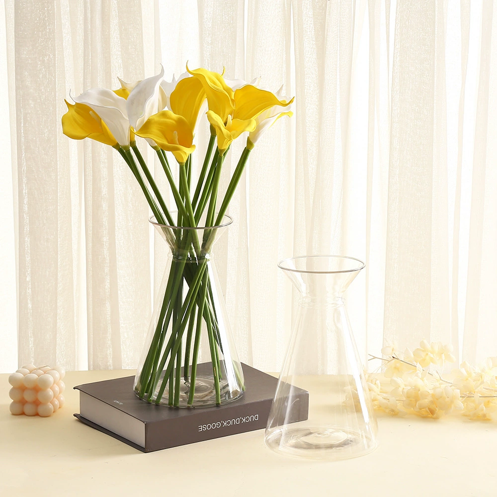 День Святого Валентина рука играет в спиральный букет артефакт, пластиковые цветы, ваза, цветочная композиция, ведро, цветочный магазин