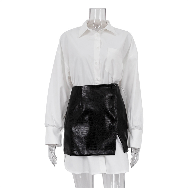 Nieuwe modieuze lente-outfit voor dames 2026: een complete set bestaande uit een eenvoudige, losse witte blouse en een kort rokje met tailleband._voghion.com