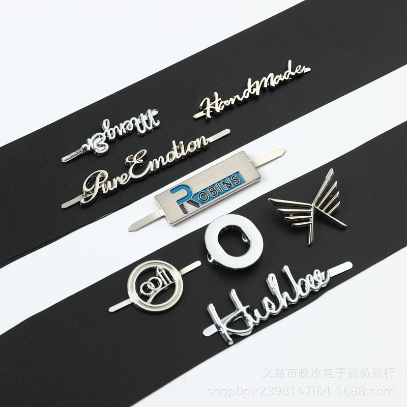 源头五金标亮银挂电白呖字母商标铭牌鞋服箱包LOGO可 定金属标牌