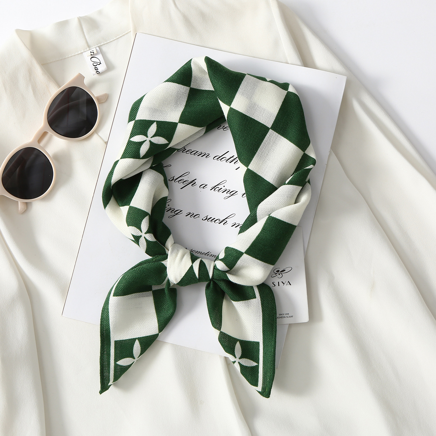 Nuevo estilo de alta calidad a cuadros en blanco y negro bufanda de terciopelo de primavera y otoño para mujer salida estilo cóncavo bufanda de cuello de moda