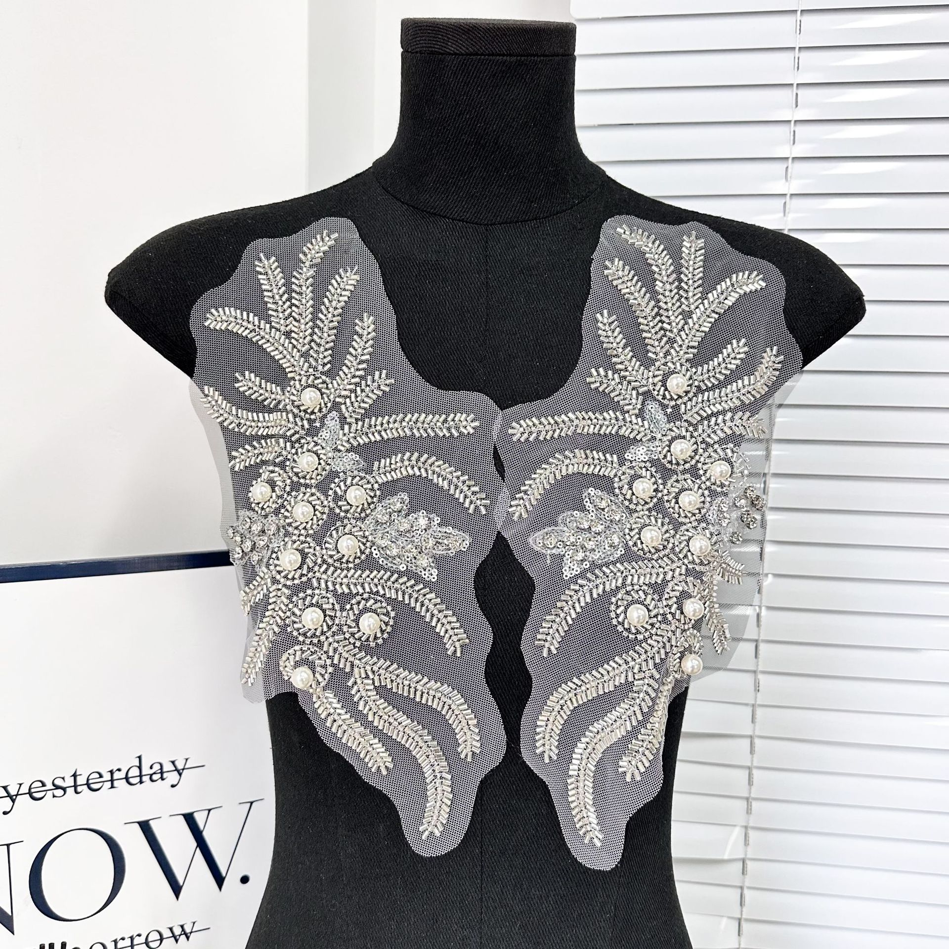 Parches bordados de encaje gris, perlas de diamante hechas a mano, accesorios de prendas de vestir, piezas de decoración de pecho DIY
