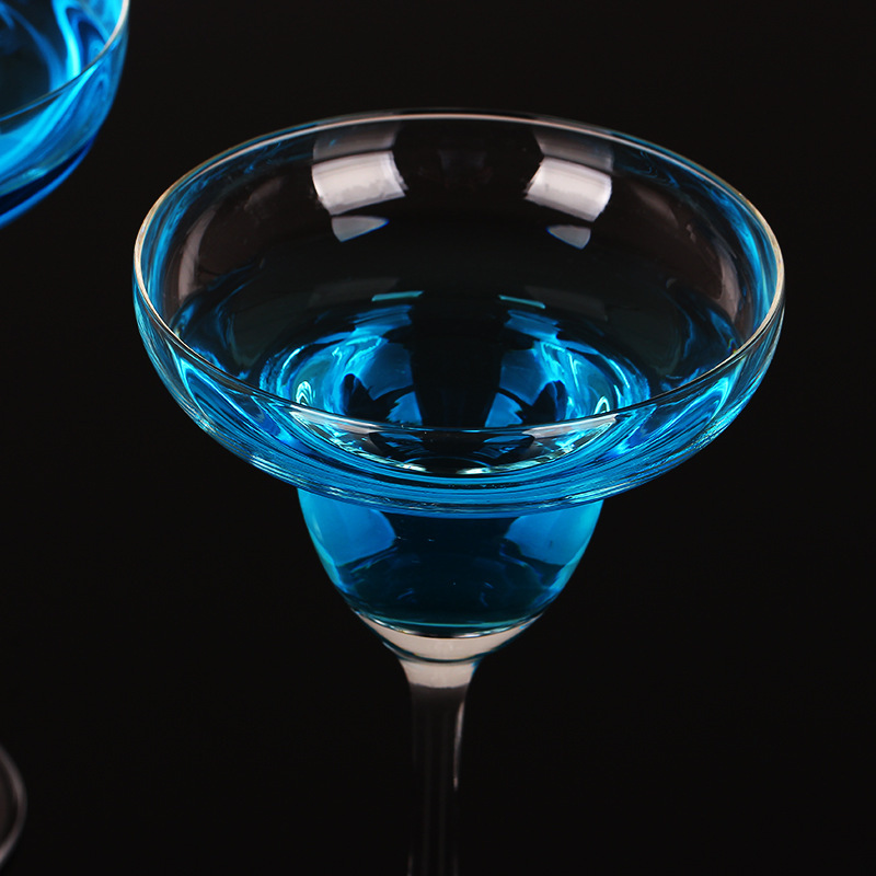 Venta directa de fábrica Copa de cóctel Margaret elegante Copa triangular tridimensional Copa de cóctel de cristal de hotel
