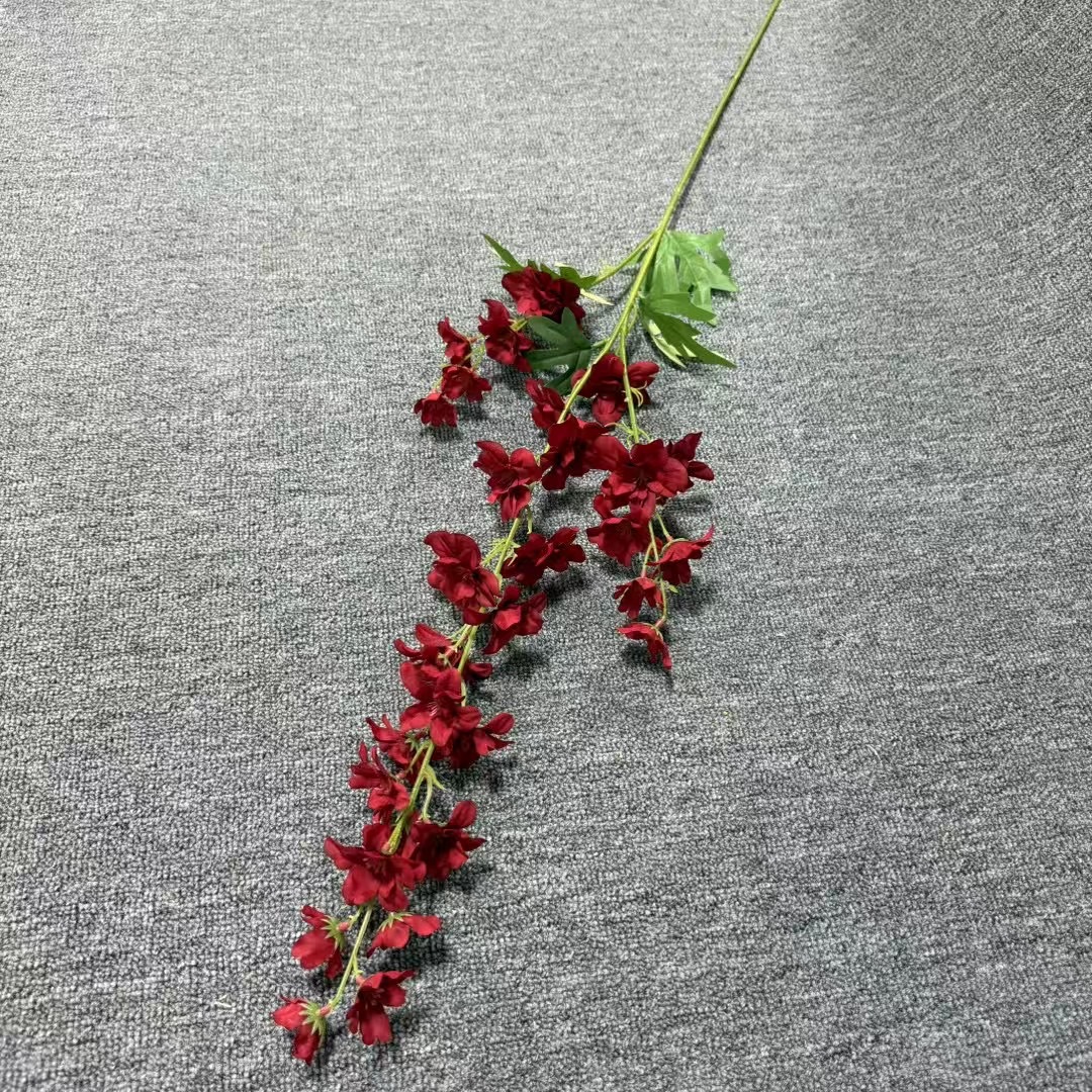 작은 비행 제비 3개