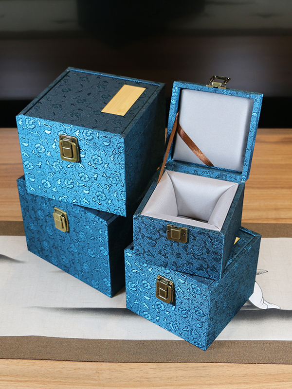 Retro botón cuadrado caja de embalaje jar de arena púrpura Jianzhang caja de regalo de lino flip brocade caja de porcelana incienso caja vacía inscripción