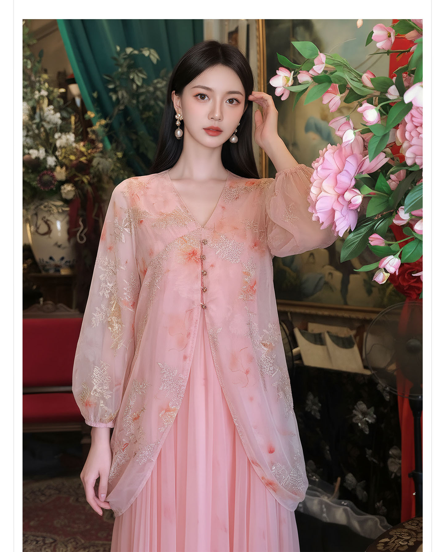 Đầm maxi nữ thắt eo phong cách tân cổ điển, cổ xẻ tà, tay ngắn, họa tiết hoa nhí trên vải voan lưới, thêu kim tuyến và cúc bọc vải — màu hồng chi tiết 5