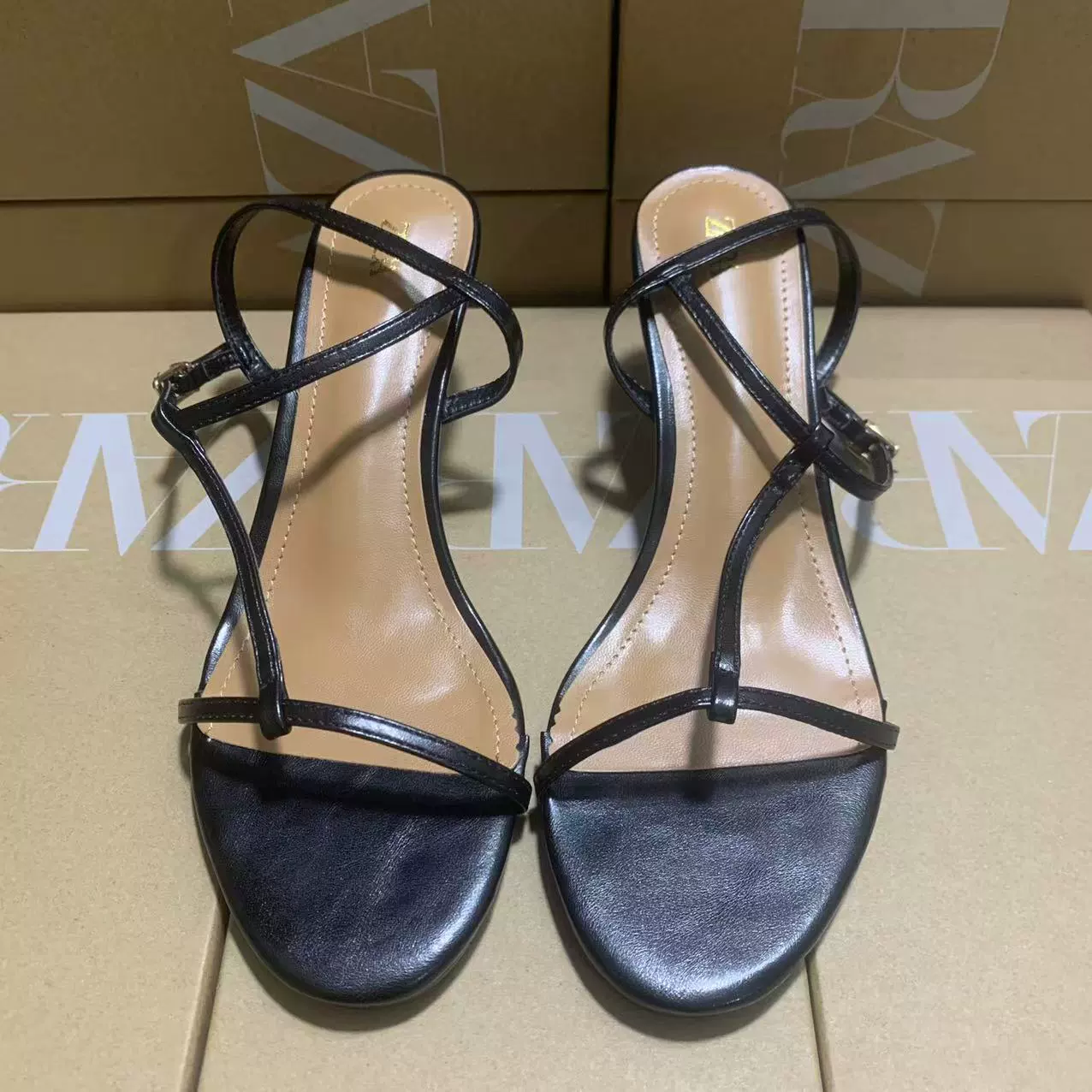 Сандалии (Zara) женские с ремешком и пряжкой, летний яркий стиль