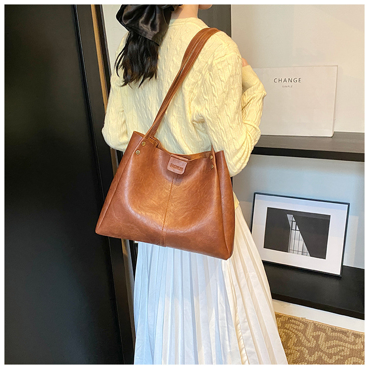 The new 2024 autumn collection features a retro, simple, large-capacity, solid-color, fashionable and individual single-shoulder underarm tote women's bag undefined