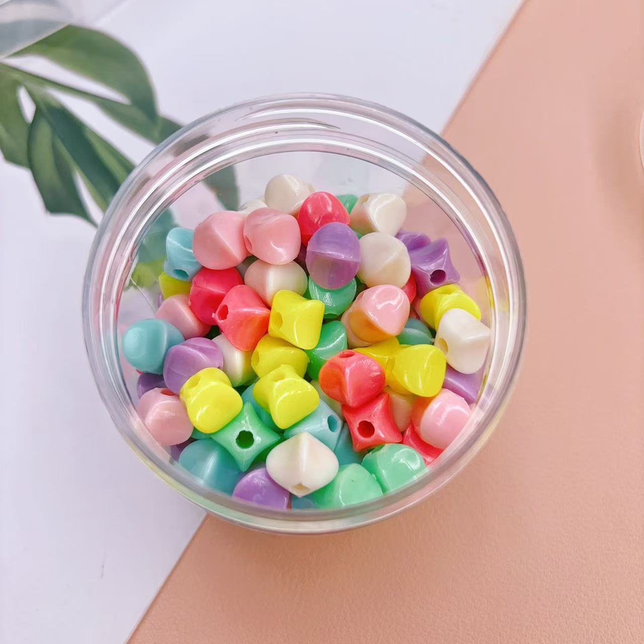 Caja de color primavera rosa caramelo corona letra acrílico agujero grande cuentas sueltas bricolaje hecho a mano collar joyería