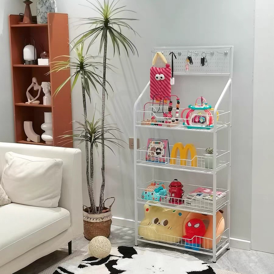 Estante metálico móvil para supermercado, bebidas y snacks, ideal para tiendas y mostradores.