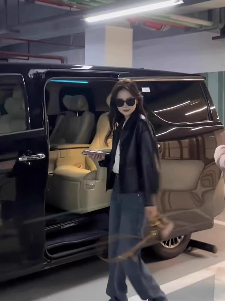 黒いpuの皮の服のコートの女性の短い金の2024春秋の新型の復古の香港風の小さい背の爆発の機関車の皮のジャケット