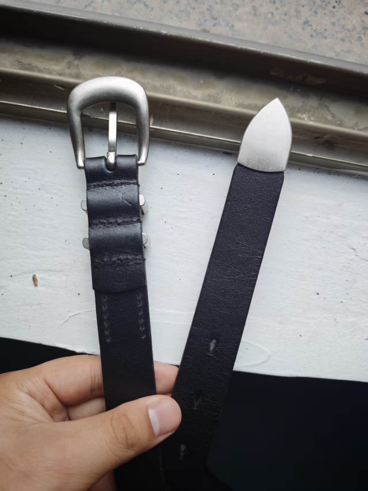 Men's belt made from top-layer pure cowhide with simple silver buckle, premium genuine leather belt, fashionable and stylish unisex waist belt.