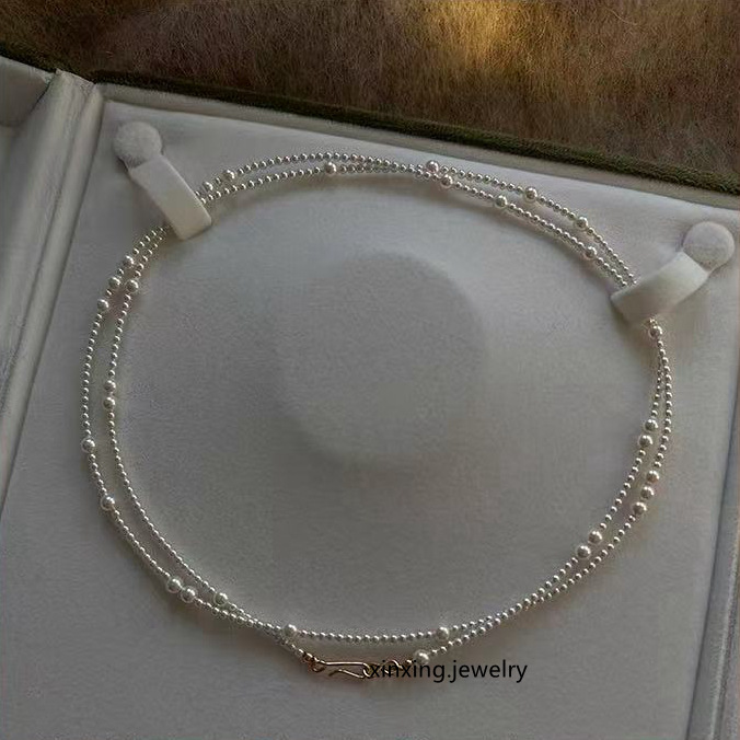 La nostra collana minimalista a strati unisce catene delicate e lusso discreto. Indossala come un piccolo promemoria della tua bellezza e della tua serena sicurezza._voghion.com