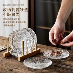 骨皿を吐く家庭用の高級ガラスのテーブルの上にゴミのかすの殻を詰めます。