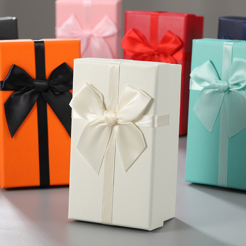 リボンの正方形のギフトボックスはクリスマスのプレゼントの包装箱を持っています。|undefined