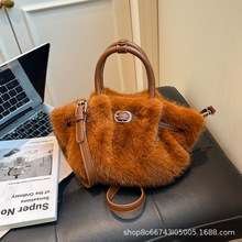 秋冬新款毛绒包包女时尚通勤毛茸茸手提水桶包韩版小众单肩斜挎包