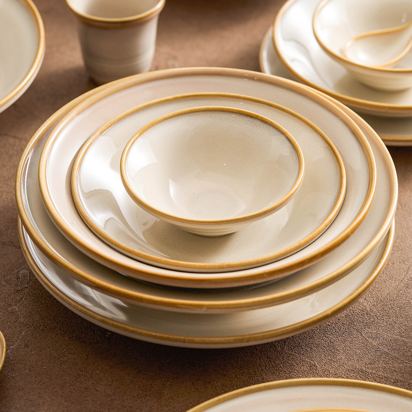 Fábrica de horno marrón amarillo línea cambiante cubiertos de platos de cerámica china combinación de platos de cerámica de alta calidad de platos de platos