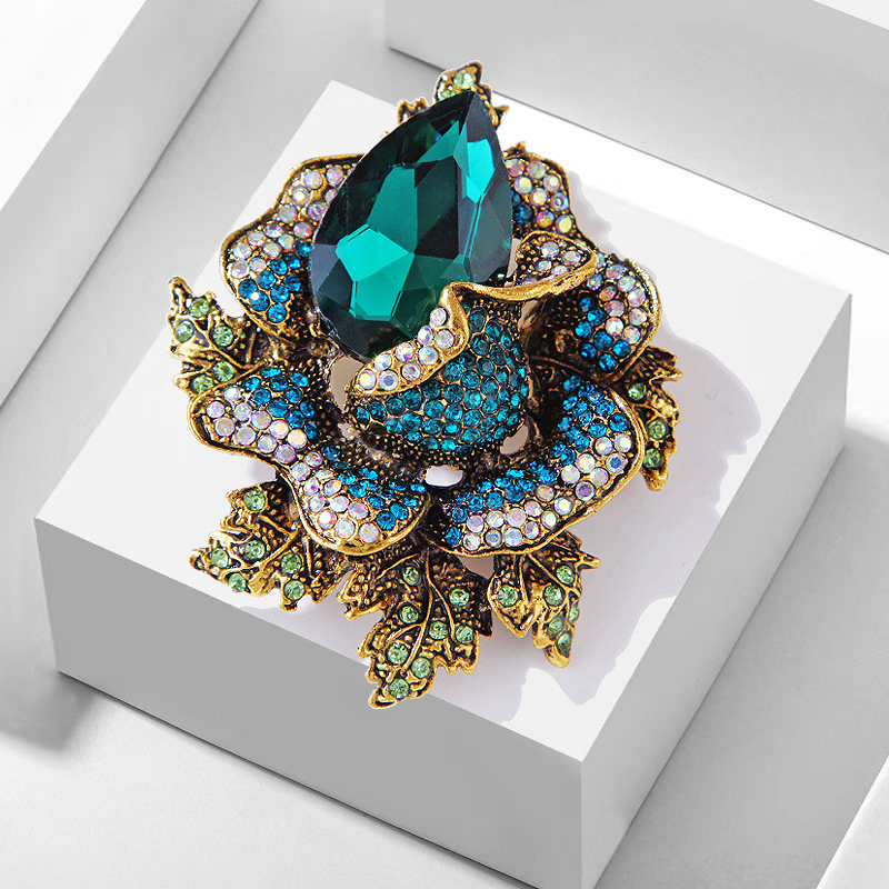 Version coréenne de la broche en alliage de cristal de luxe simple et élégante en forme de fleur de diamant_voghion.com