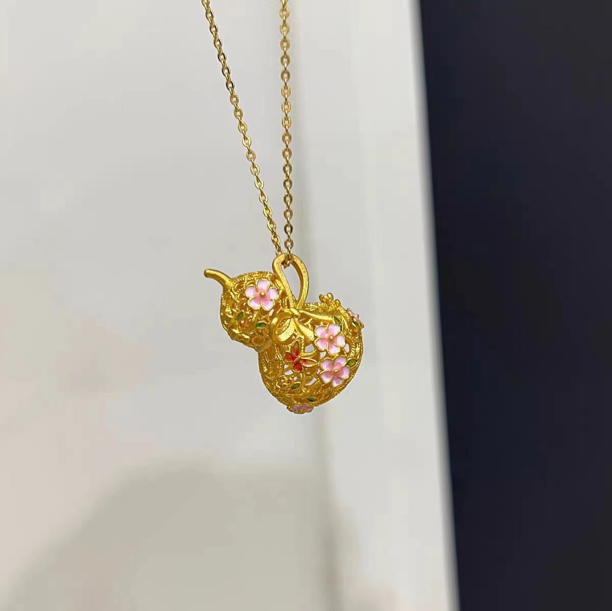 Collier en émail de fleur de pêcher sculpté à l'artisanat ancien de Guofeng, chaîne de clavicule de tempérament blanchâtre de haute qualité_voghion.com