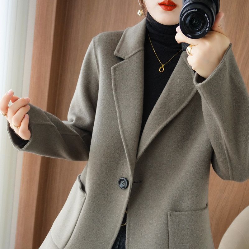 [반품배송비 무료] 버튼이 하나 달린 그레이 브라운 스몰 슈트