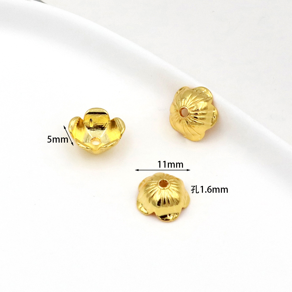 Suministro directo de fábrica 18 quilates de flores huecas de oro real, protección del color de oro DIY, tapas de flores con cuentas hechas a mano, accesorios con cuentas C16