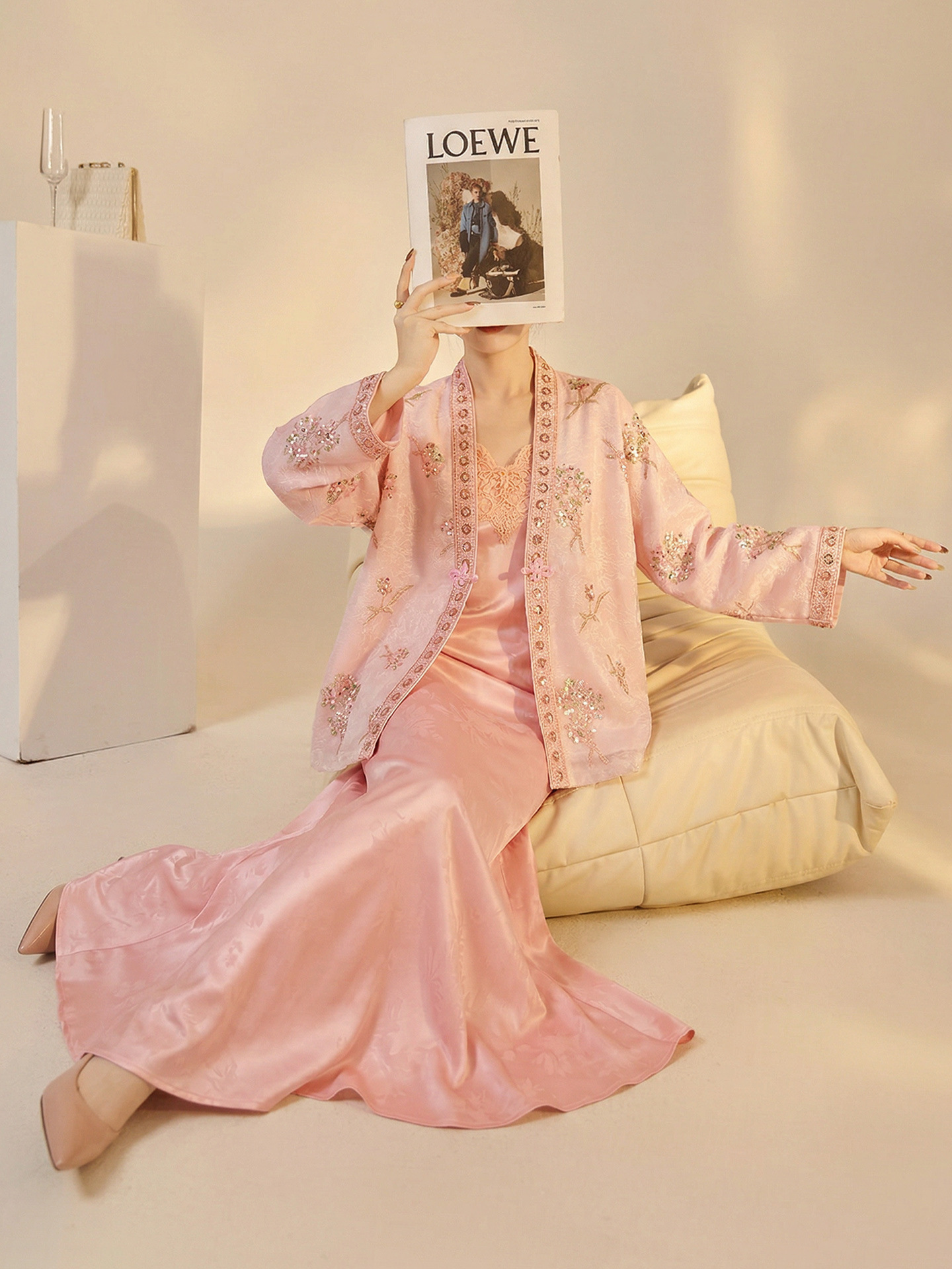 Bộ áo khoác thêu jacquard kết hợp đầm dây lụa phong cách Tân Trung thức — bộ đồ, đầm dây, Áo khoác màu hồng