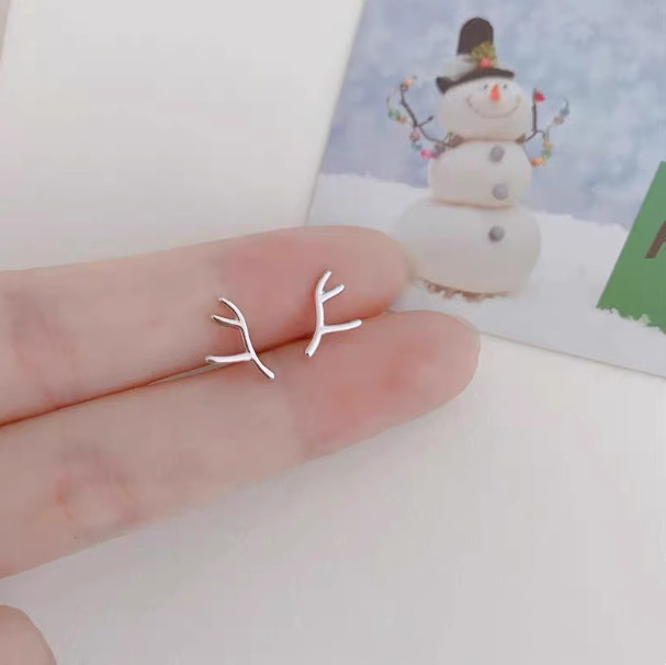 Pendientes de aro lisos para mujer, lujo ligero, pendientes de alta gama, pendientes populares, aretes de diseño exclusivo, aretes de otoño e invierno al por mayor