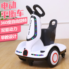 子供用電動バランス車の赤ちゃんはリモコン電動ドリフト車のバッテリーライトに乗ることができます。