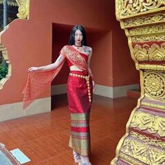 西双版納タイ族の服装ネットの赤い同型はやせている5つの映画館の写真を現して旅行して民族のダンスの服装を撮影します。