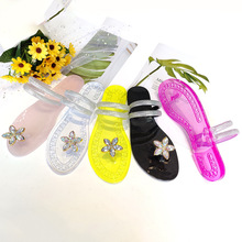 �羳���ڱ���s�r�в�ɫˮ��������Ů