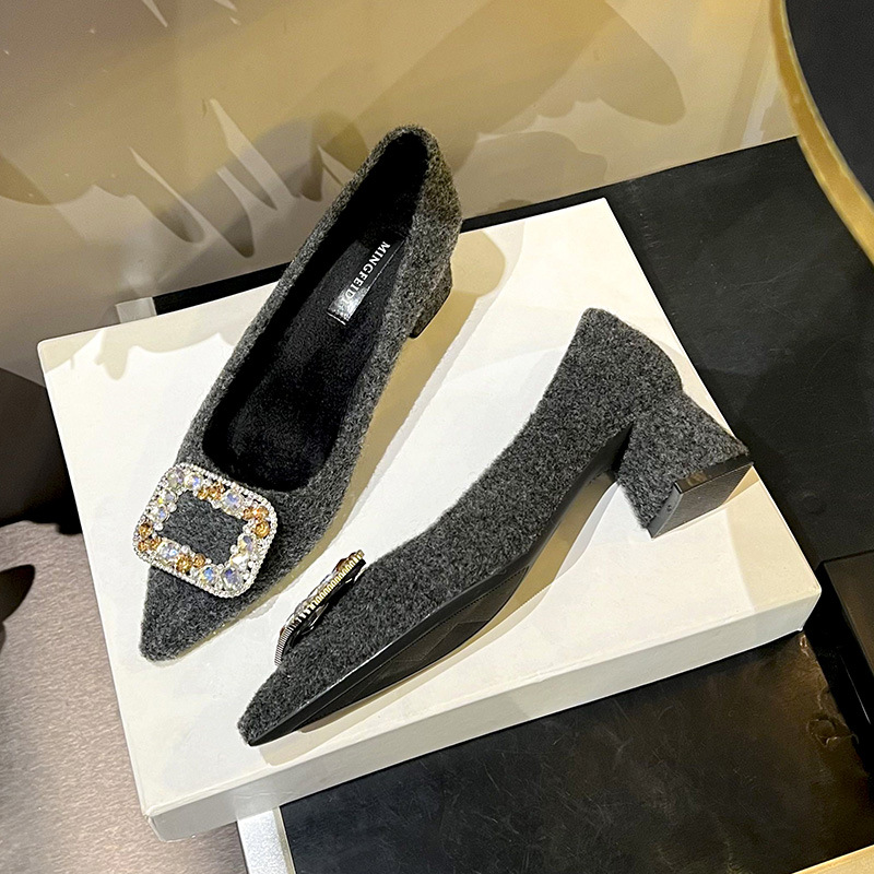 2025 nuevos zapatos franceses de talón alto temperamento gamuz de diamante botón cuadrado punta simple zapatos de trabajo de talón medio poco profundo