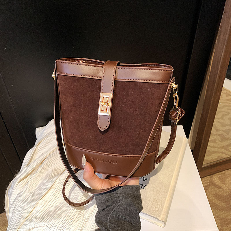 Bolso retro para mujeres 2025, nuevo bolso de estilo extranjero, diseño de nicho de empalme elegante, bolso de hombro inclinado