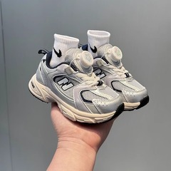 2025 秋の新ファッション男の子スポーツシューズ回転バックル女の子の靴子供のランニングシューズお父さん靴ダブルネット