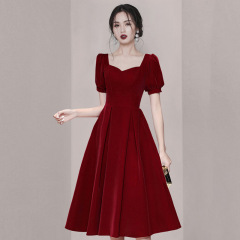 敬酒服花嫁は普段夏の結婚ドレスを着ることができます。