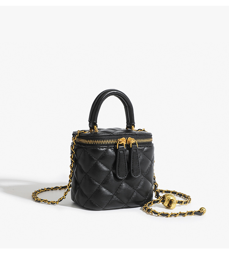 Xiaoxiangfeng Lingge Chain Small Square für Damen 2024 Neue vielseitige Mini-Umhängetasche mit goldenem Ball und Lippenstift_voghion.com