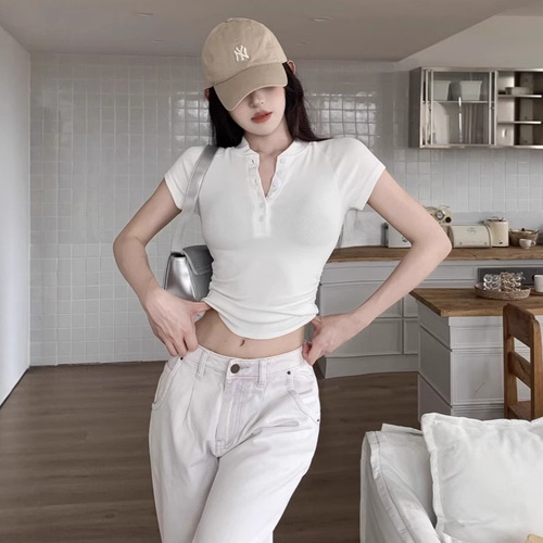 Sassy, sultry European-style slim-fit V-neck short-sleeve T-shirt for women—summer, figure-flattering, cropped design