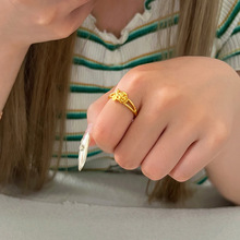 ʱ�в���ɫ����Ů�����ڽ���Ůʿ�߼��н�ָ����ָ��