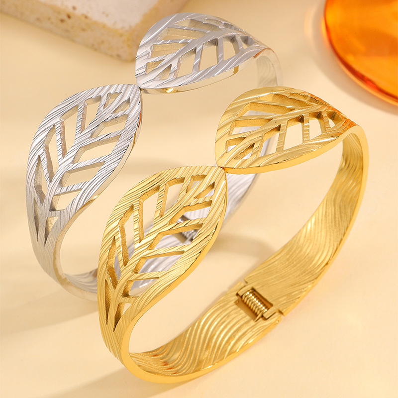 Brazalete de acero inoxidable hueco hoja elástica abertura brazalete de oro de arena transfronteriza Europa y América damas pulsera de joyas de alta calidad
