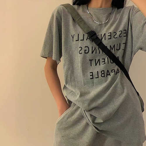 Geometric Titanium Steel Necklace Paired with T-shirt for Women - Summer Instagram Hip-Hop Cool Style, Light Luxury, Unique, and High-End Sweatshirt Chain